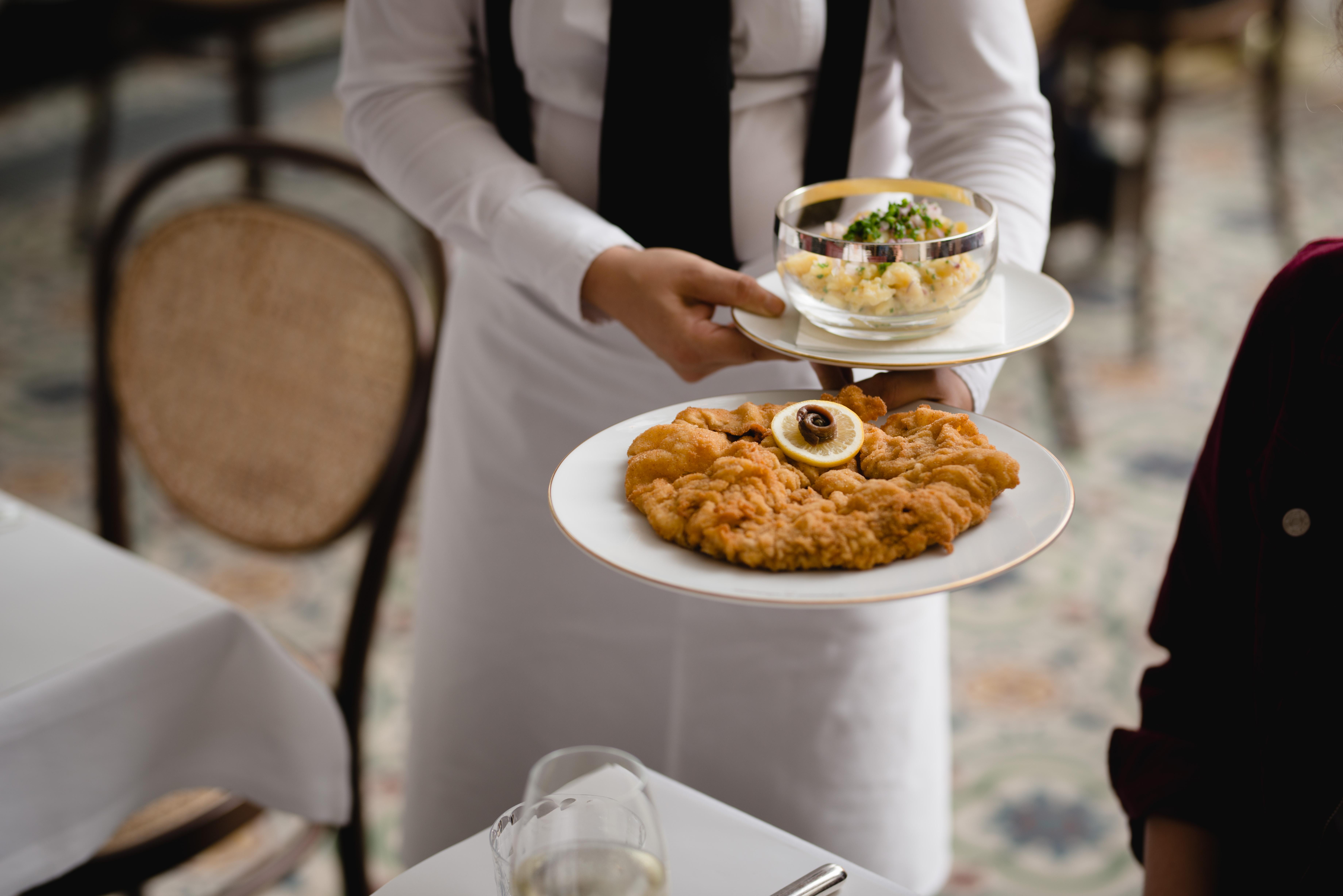 Grand Ferdinand Vienna - Your Hotel In The City Center Dış mekan fotoğraf A waiter serving food