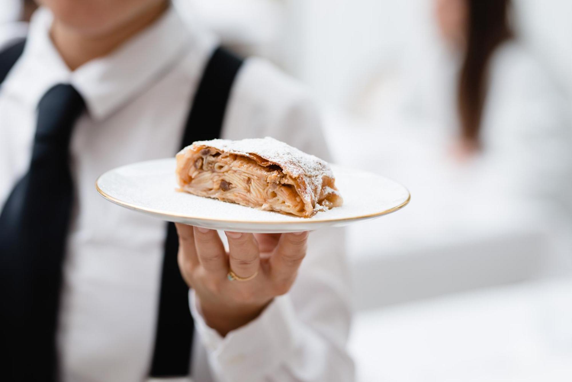 Grand Ferdinand Vienna - Your Hotel In The City Center Dış mekan fotoğraf A waiter holding a plate of food